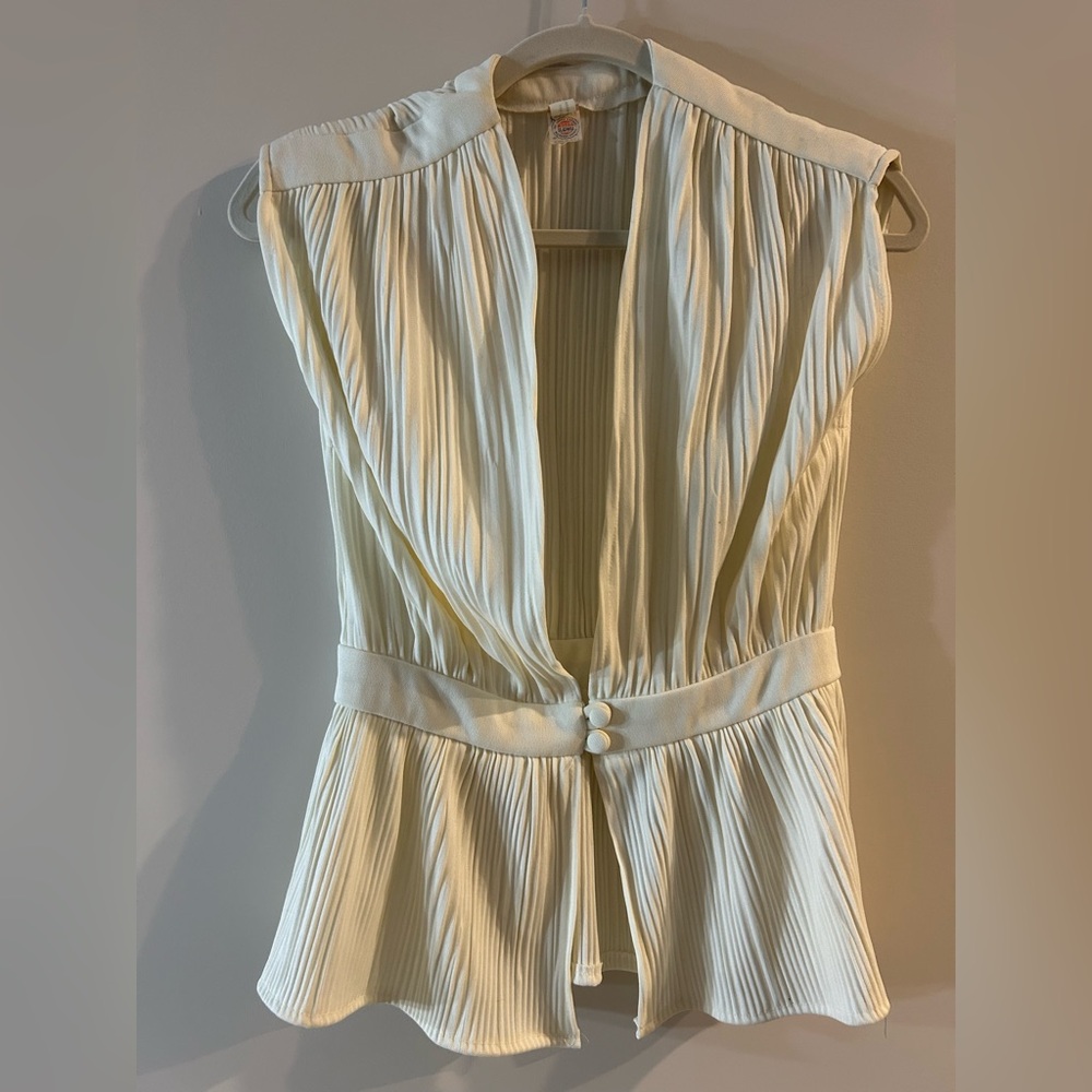 1974-1995 VINTAGE UNIÓN MADE IN USA CREAM PLEATED DETAIL TOP. BUTTON CLOSURE.